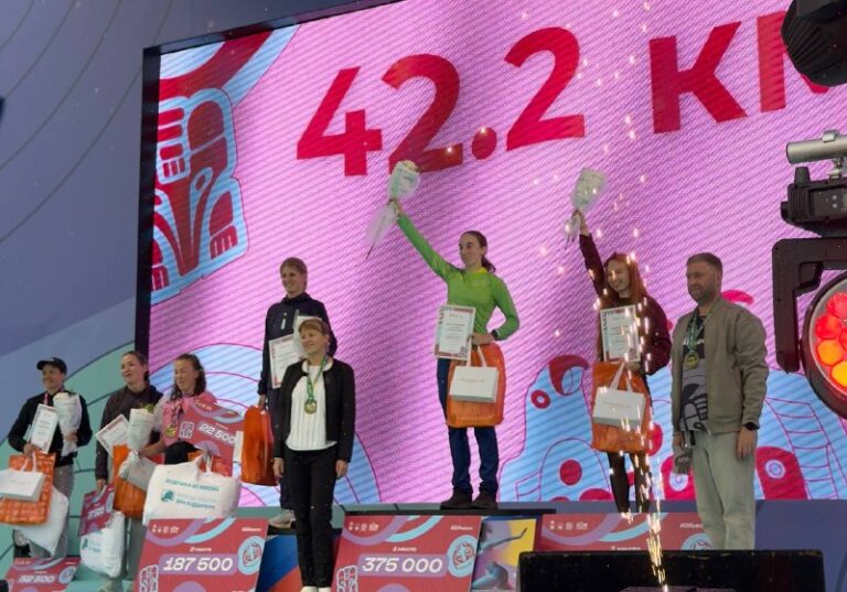 Награждение женщин на дистанции 42,2 км Пермского марафона 2026