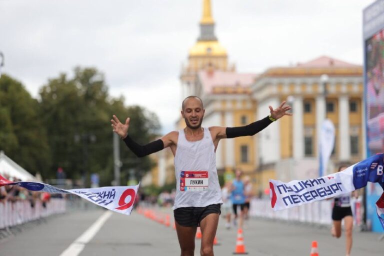 Валерий Лукин — победитель марафона Пушкин — Петербург 2026, финиш 42,2 км