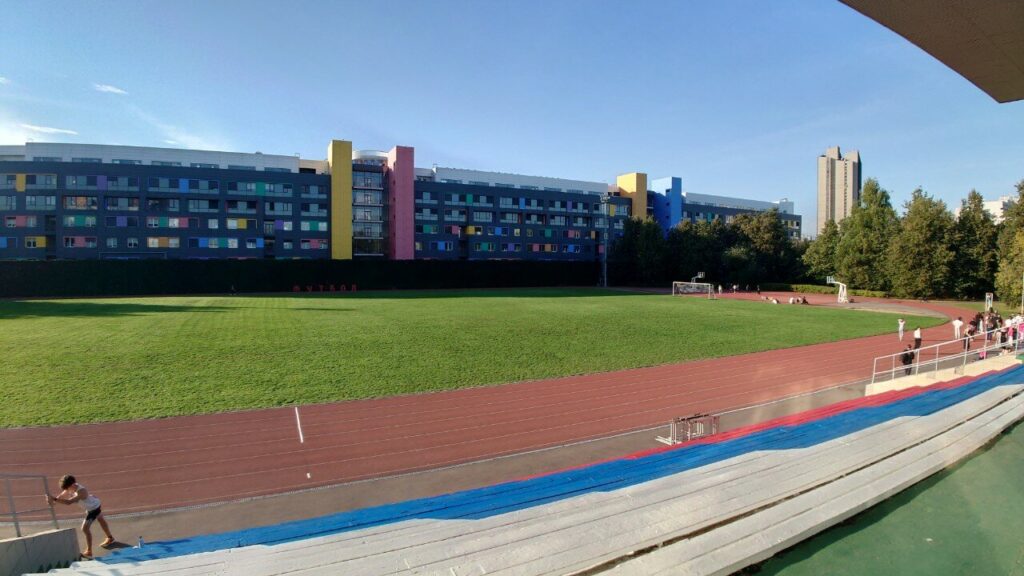 Стадион РУДН — вид на беговую дорожку и поле