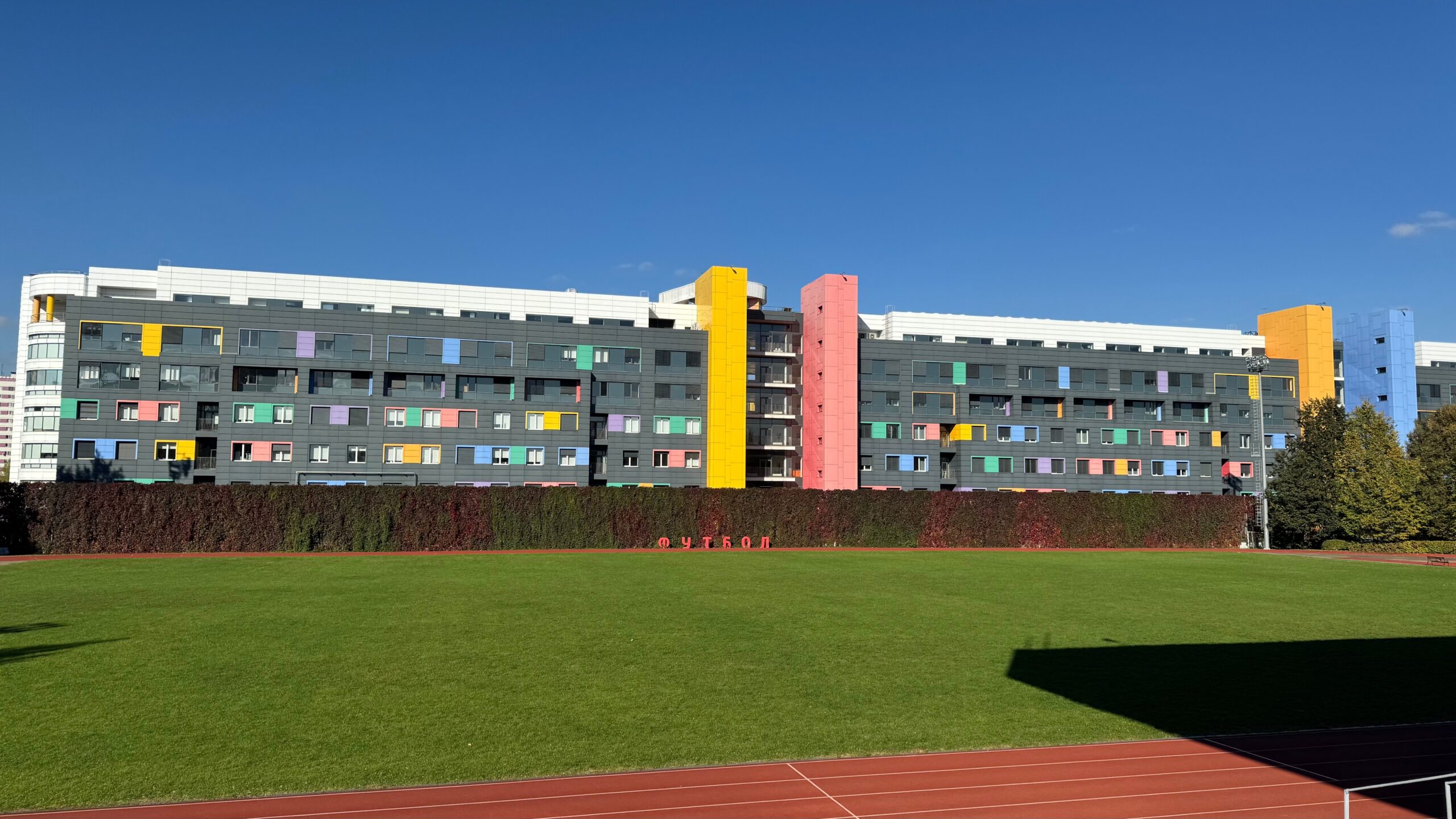 Панорама стадиона РУДН с 400-метровой дорожкой