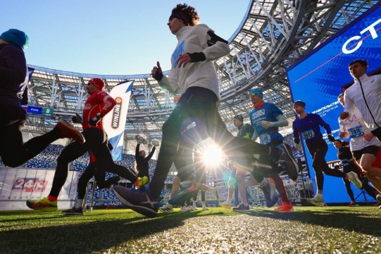 Бегуны дистанции 10 км на трассе Марафона Нижний Новгород 2026 у стадиона