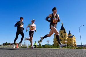 Участники марафона на трассе 42,2 км Марафона Нижний Новгород 2026 на фоне храма