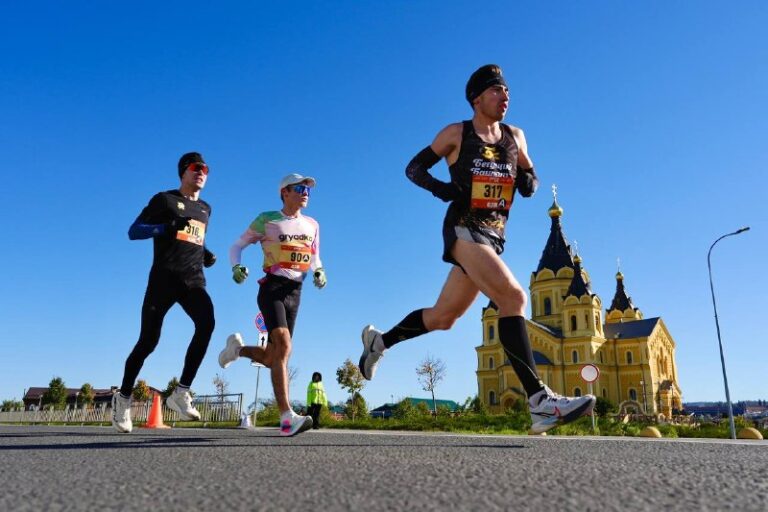 Участники марафона на трассе 42,2 км Марафона Нижний Новгород 2026 на фоне храма