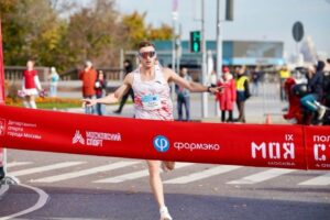 Победитель полумарафона «Моя столица» 2026 на дистанции 21,1 км пересекает финишную ленту